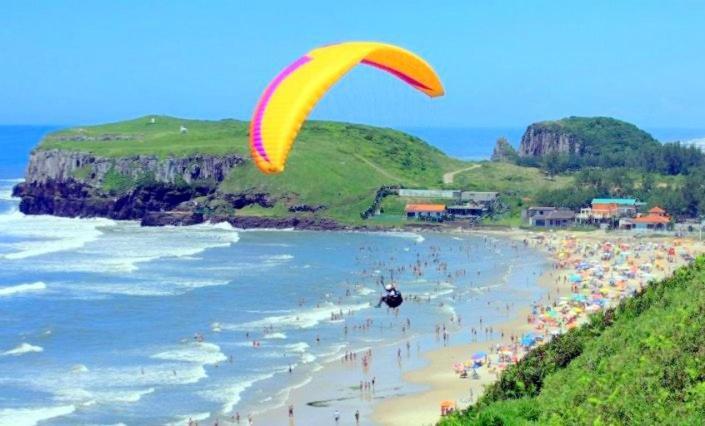 Kitnet S2 Em Torres-Rs - Na Mais Bela Praia Gaucha - Cozinha - Banheiro - Ar Condicionado - Tv Smart 32' - Wi-Fi - Estacionamento - Anfitria Superhost No Bnb Luaran gambar